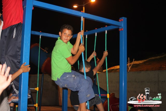 المئات من اولاد كفرقاسم يتمتعون بالالعاب الجديدة في المنتزه قبل رصفه بالبساط الواقي 